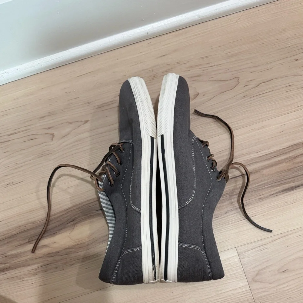 Public opinion men’s gray canvas shoes